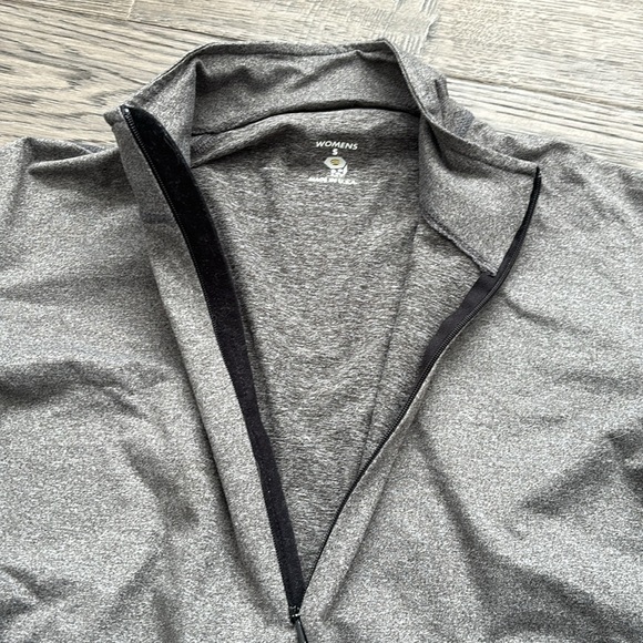 Mountain Hardwear Grey 1/2 zip long sleeve workout top - Picture 8 of 11
